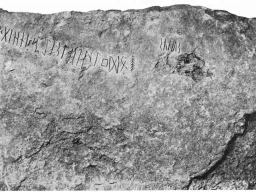 Der Kylver-Stein aus Gotland mit der eingeritzten Runenreihe des Älteren Futhark, fotografiert 1934: Die 24 Zeichen stehen in einer Linie auf verwitterter Steinoberfläche, gut lesbar.