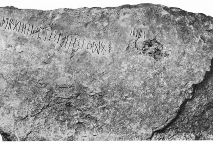 Der Kylver-Stein aus Gotland mit der eingeritzten Runenreihe des Älteren Futhark, fotografiert 1934: Die 24 Zeichen stehen in einer Linie auf verwitterter Steinoberfläche, gut lesbar.