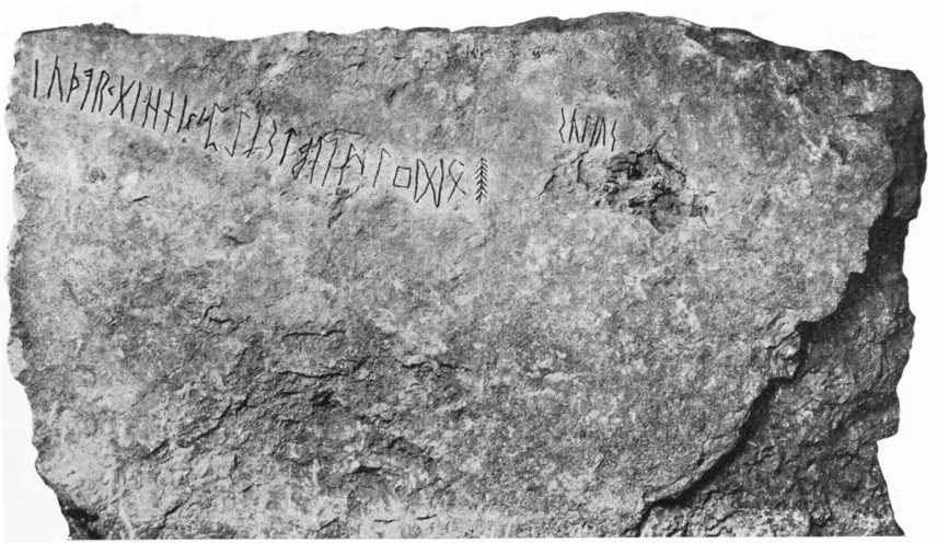 Der Kylver-Stein aus Gotland mit der eingeritzten Runenreihe des Älteren Futhark, fotografiert 1934: Die 24 Zeichen stehen in einer Linie auf verwitterter Steinoberfläche, gut lesbar.